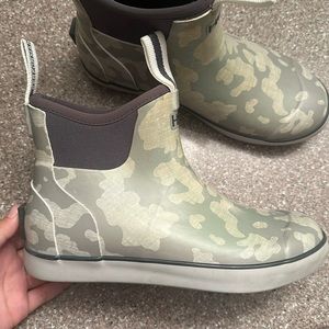 women’s huk boots size 7 overcast grey